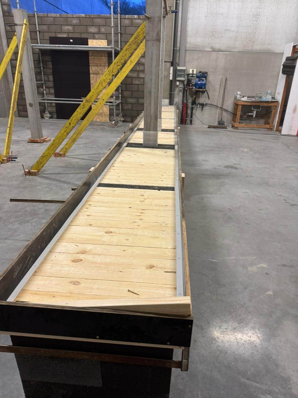 houten constructiewerken binnenin de loods