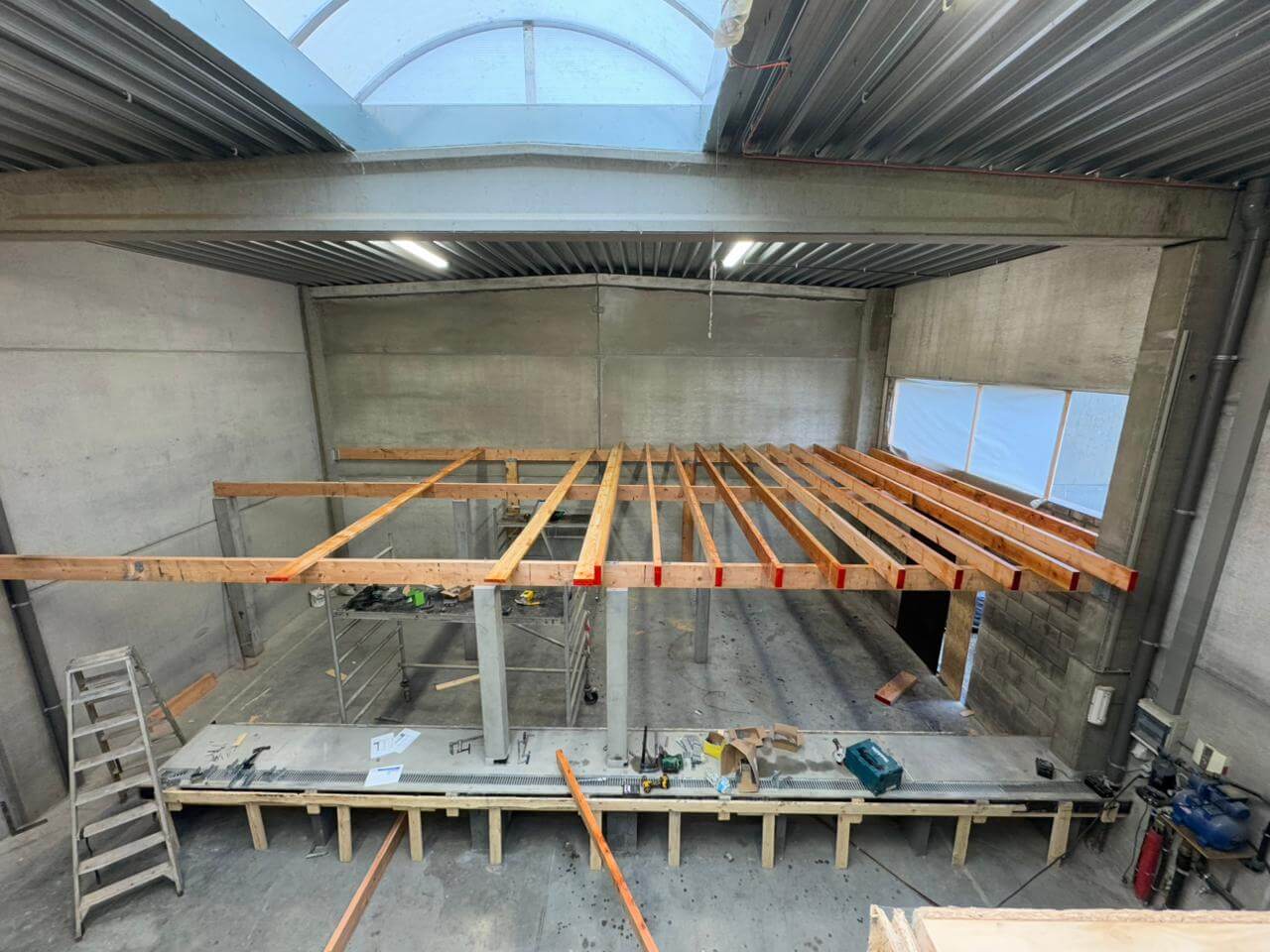 Industriële constructiewerken binnenin de loods