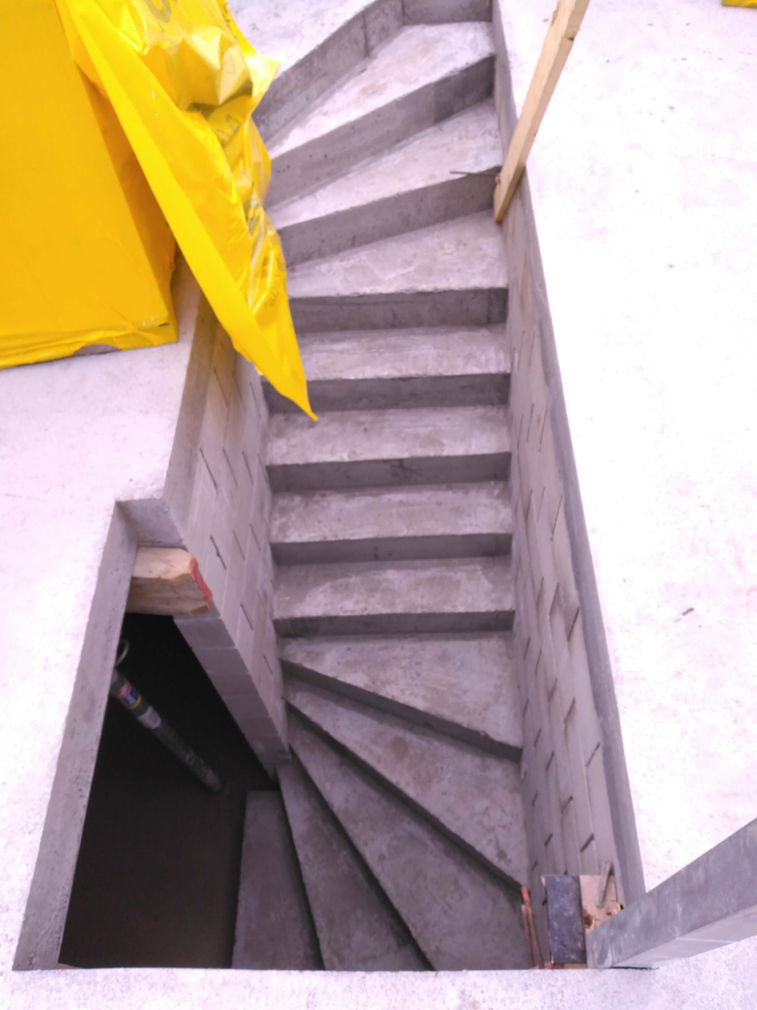 betonnen trap naar kelder nieuwbouw
