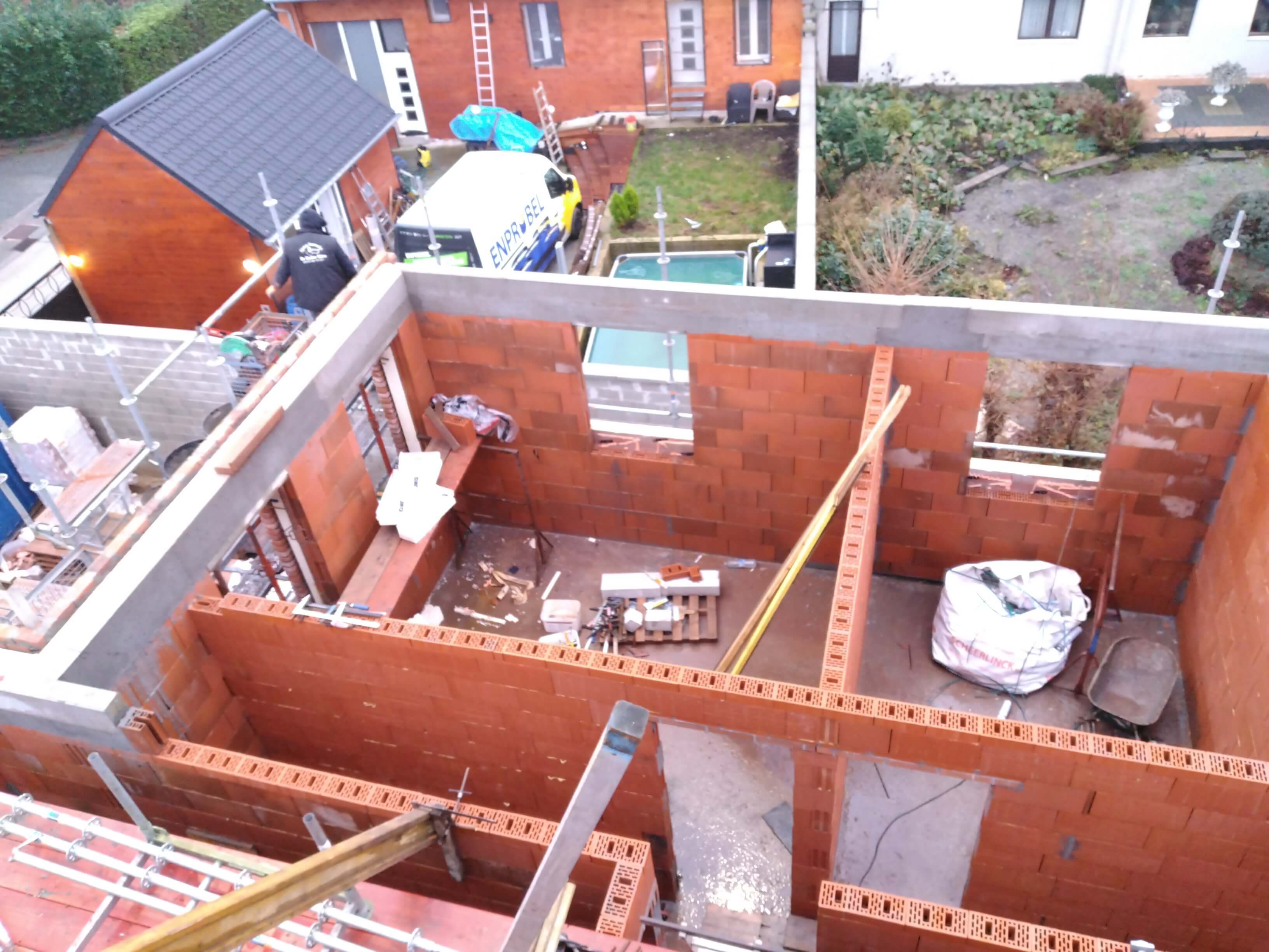 vogelperspectief nieuwbouwwoning met beton elementen in zicht en metselwerk in zicht