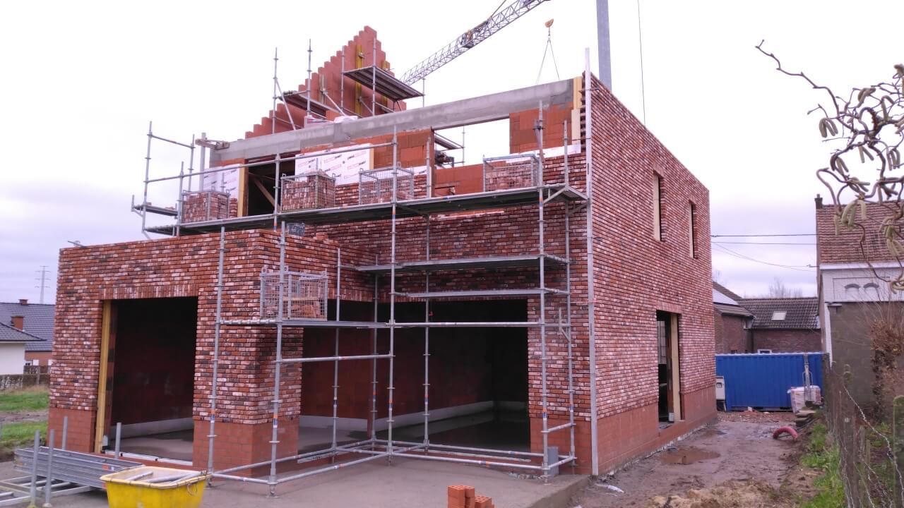 achtergevel en zijgevel nieuwbouwwoning met metselwerk in zicht