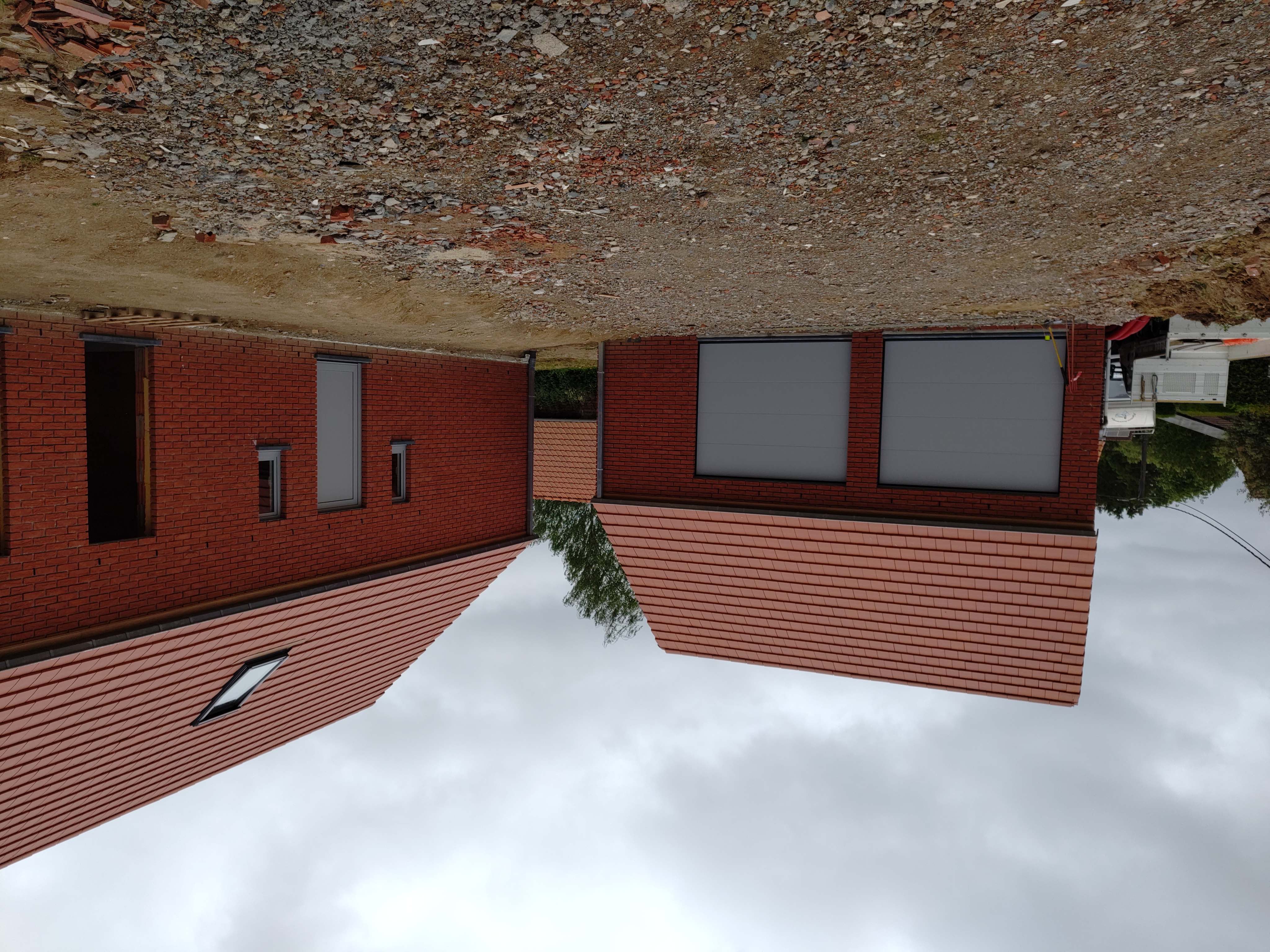 voorgevels afgewerkte nieuwbouwwoning met garages