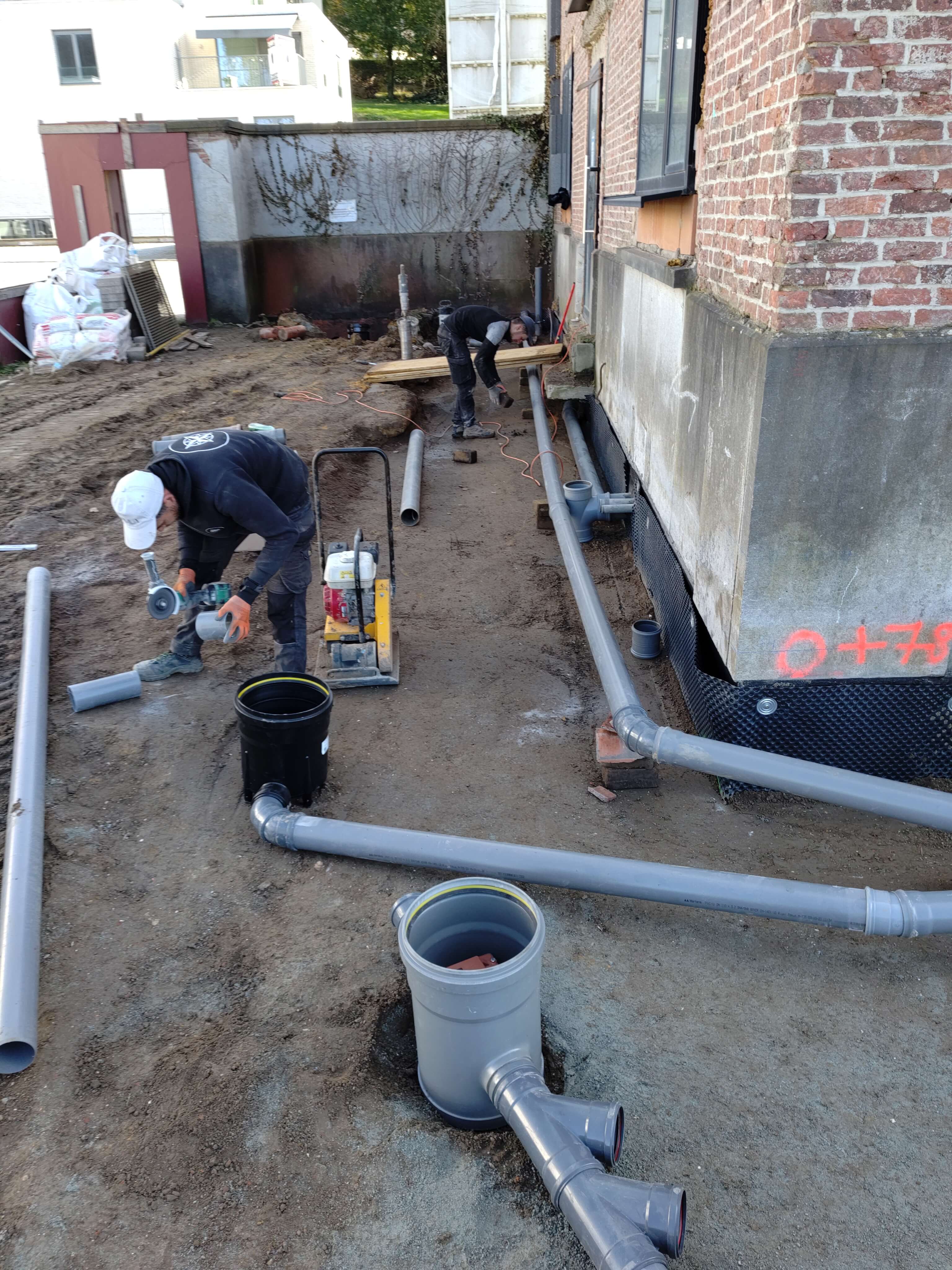 leidingen en buizen plaatsen ruwbouwfase loods renovatie