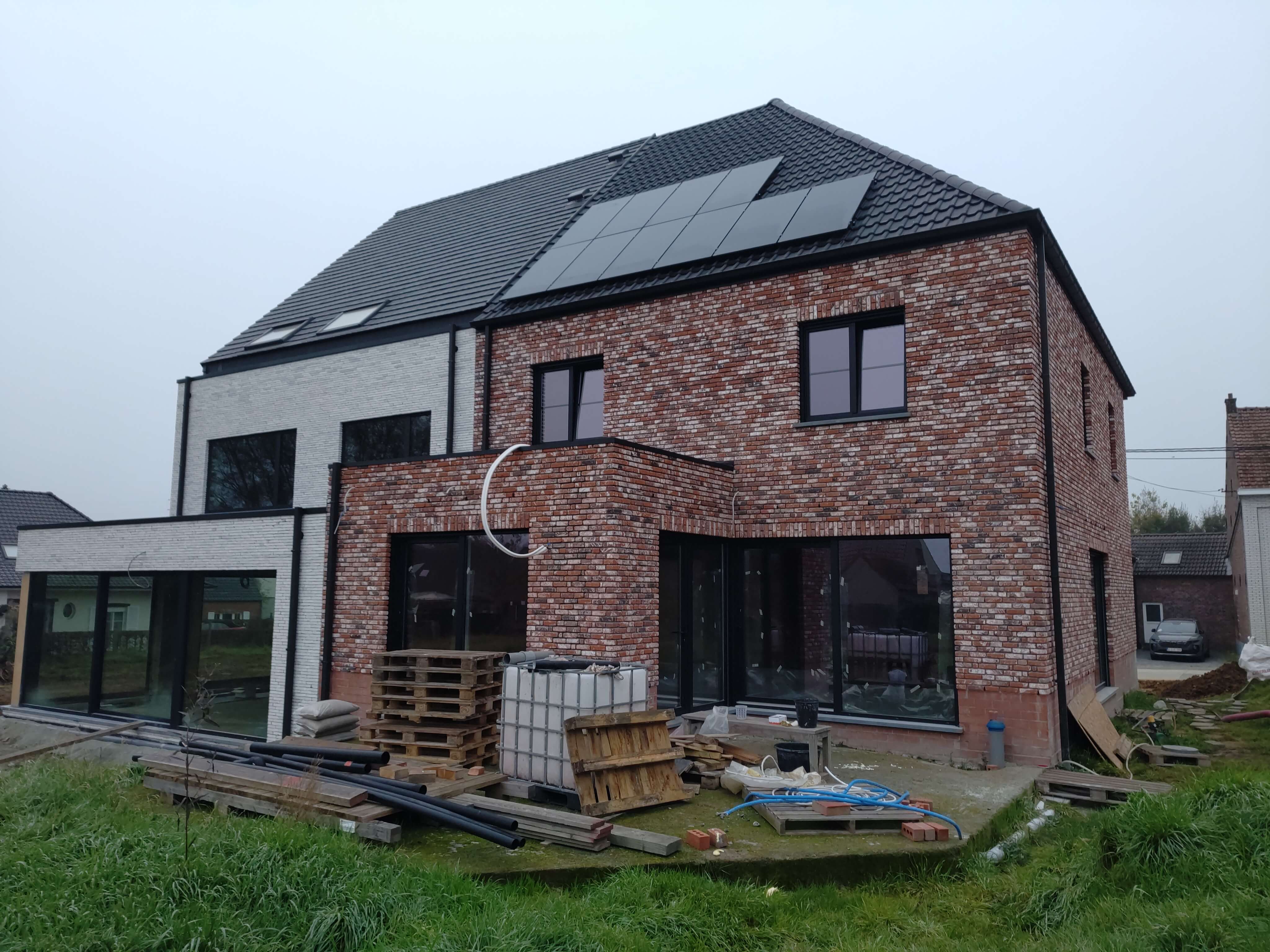 achtergevel nieuwbouwwoning met zichtbeton en metselwerk in zicht