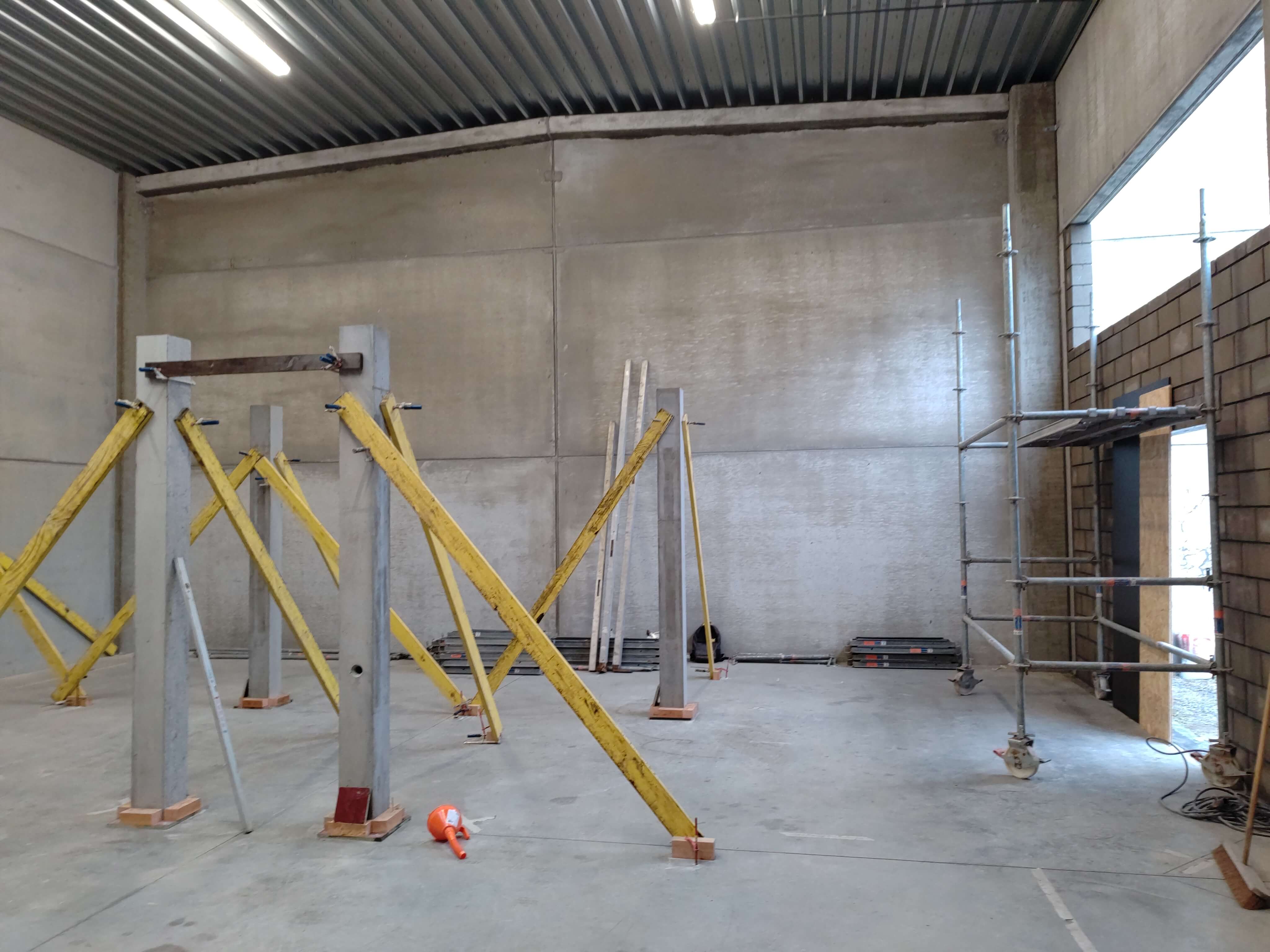 constructiewerken staal/hout en beton binnenin de loods