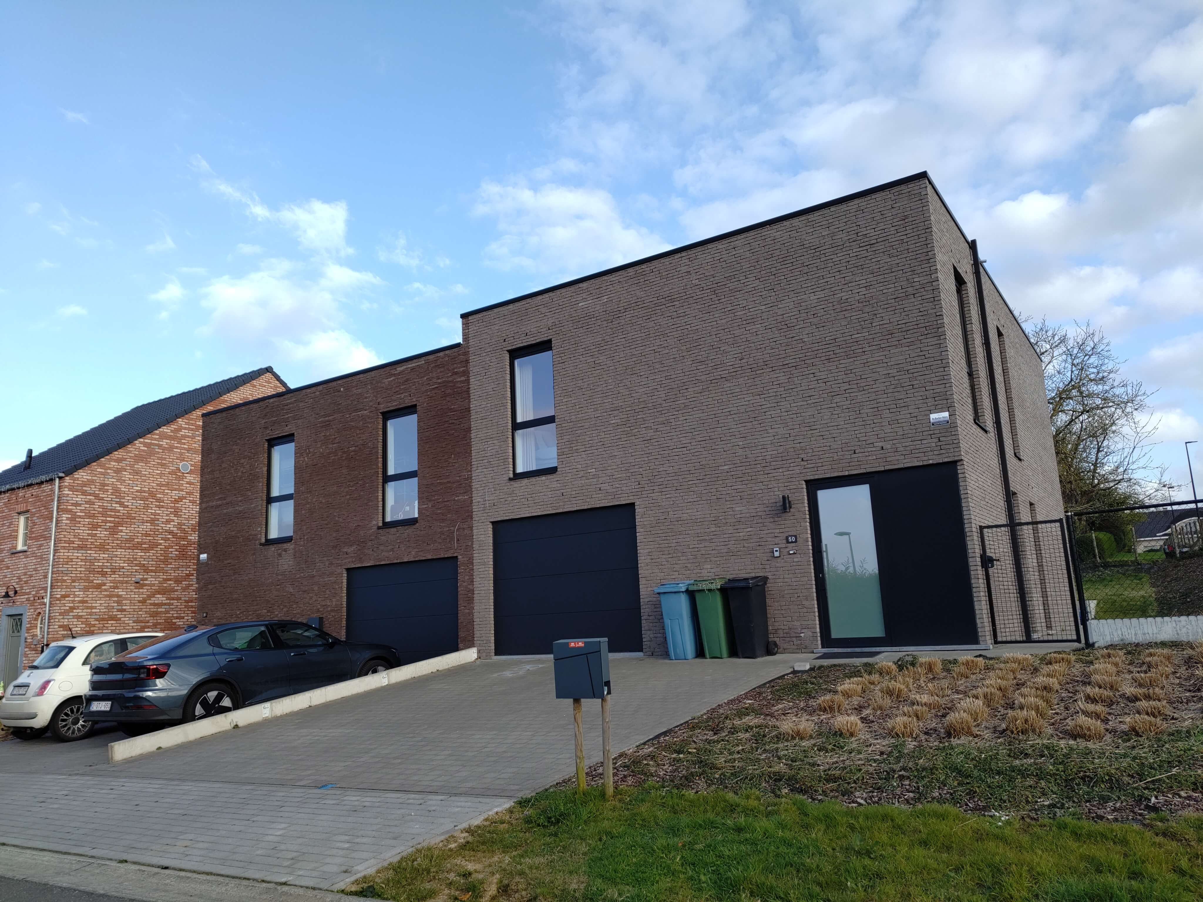afgewerkte moderne nieuwbouwwoningen (halfopen bebouwing tweewoonst) door Bouwwerken De Backer
