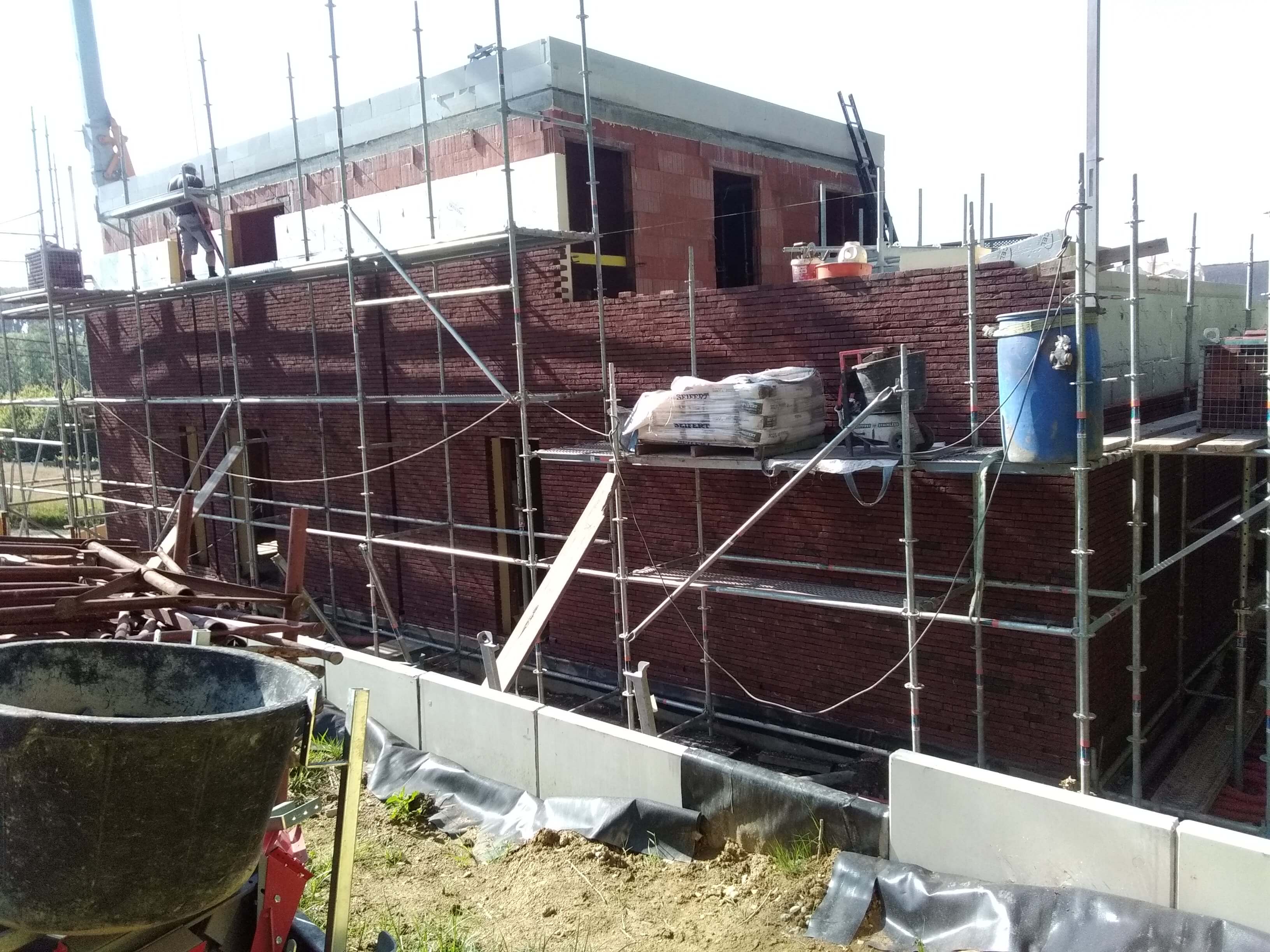 metselwerken moderne gevel tijdens nieuwbouw