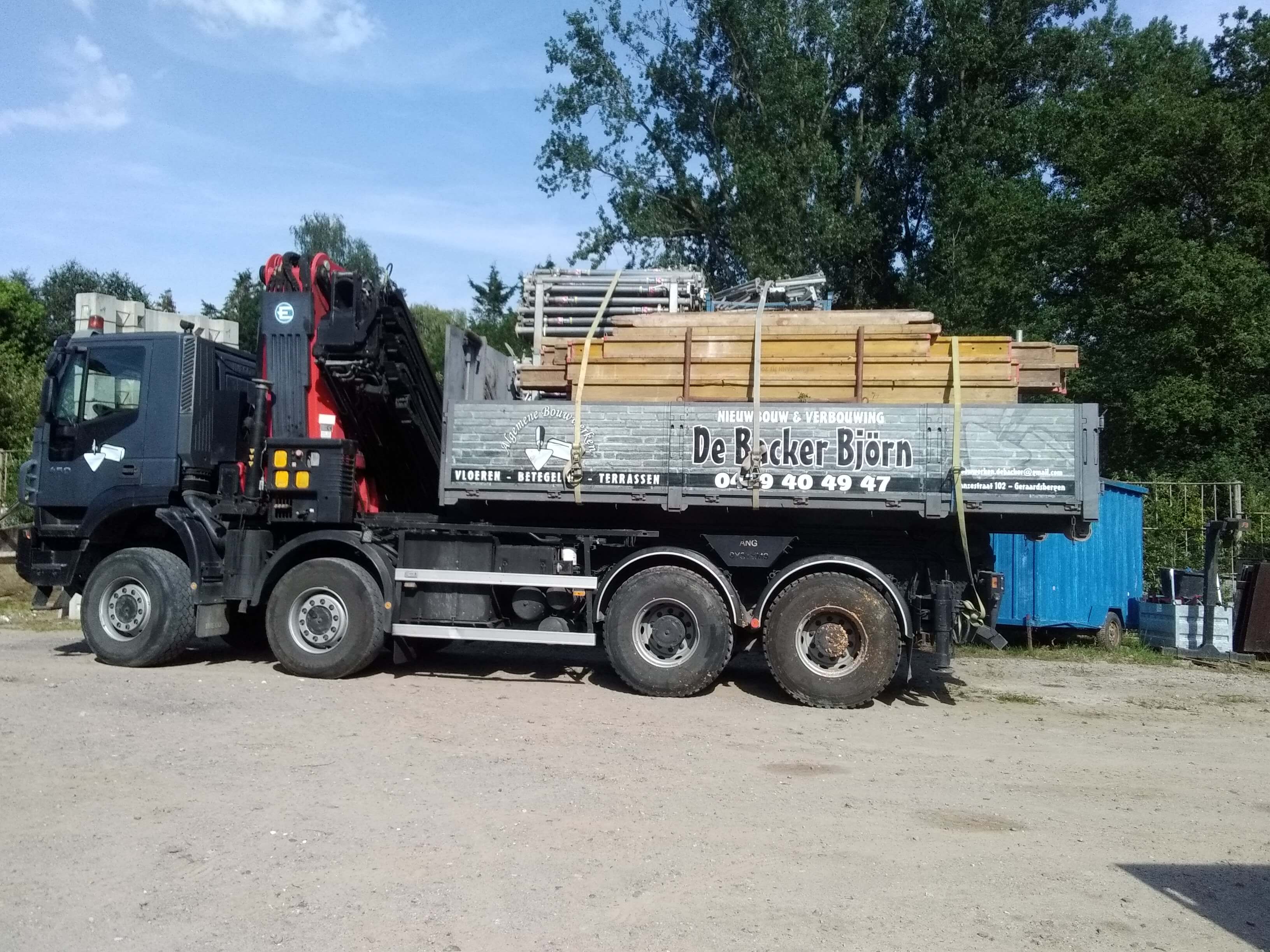 vrachtwagen Bouwwerken De Backer Björn tijdens nieuwbouw