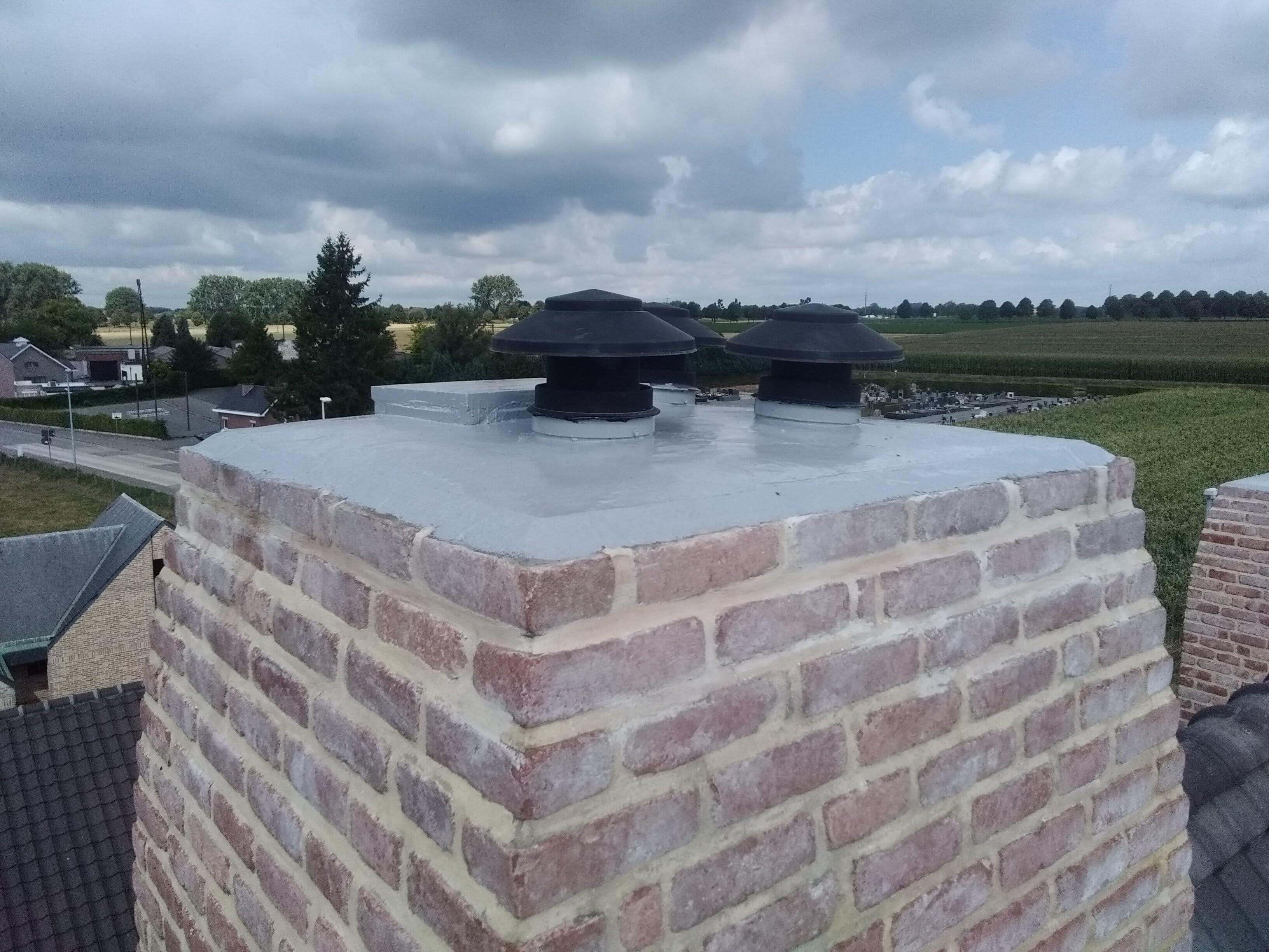detail schoorsteen met siermetselwerk tijdens nieuwbouw