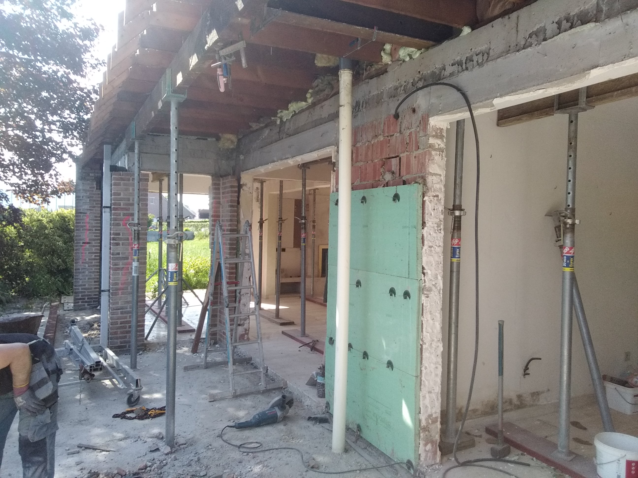 ruwbouwfase met stalen constructies tijdens verbouwing huis