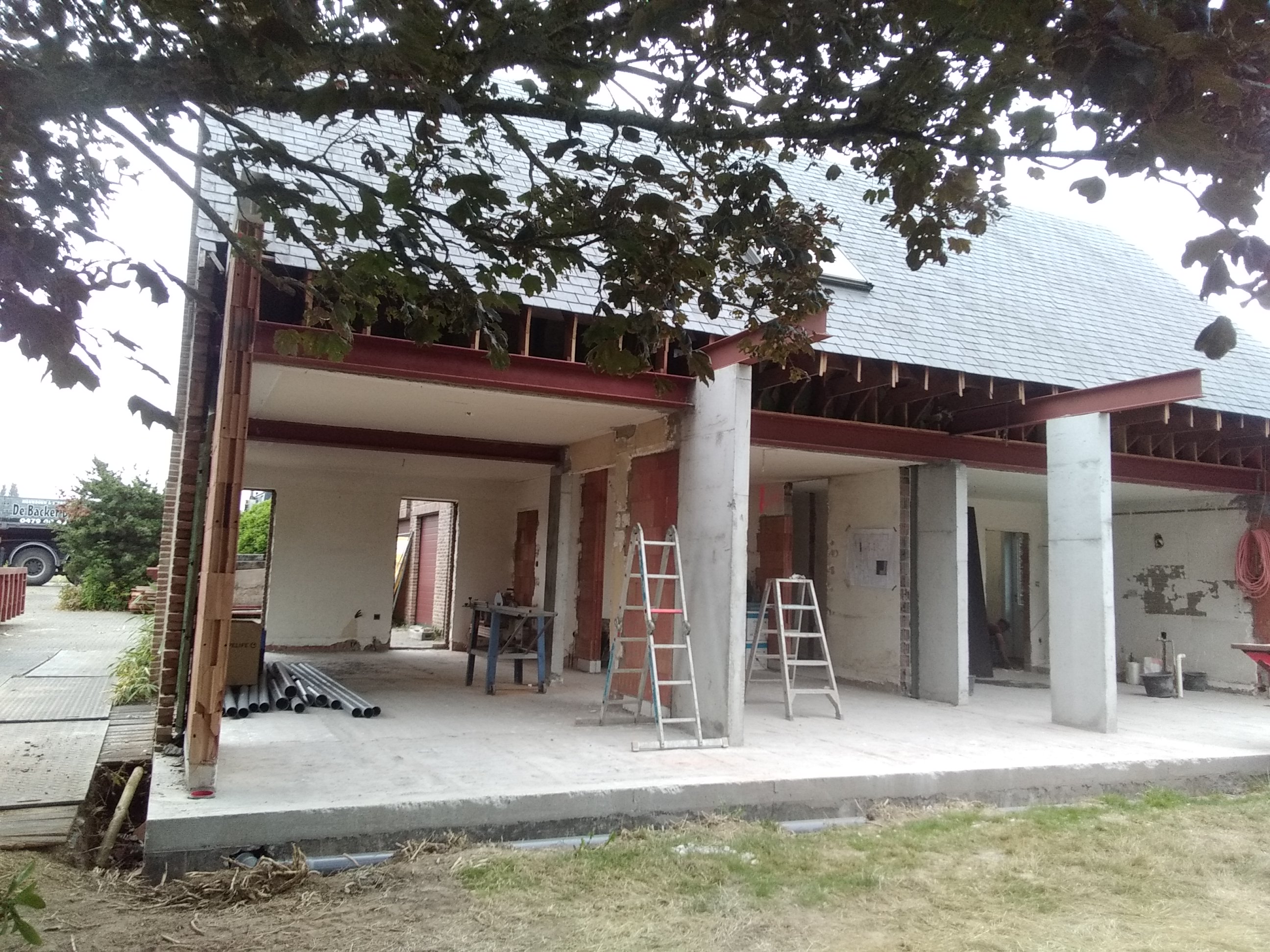 ruwbouwfase verbouwing benedenverdieping met stalen constructies