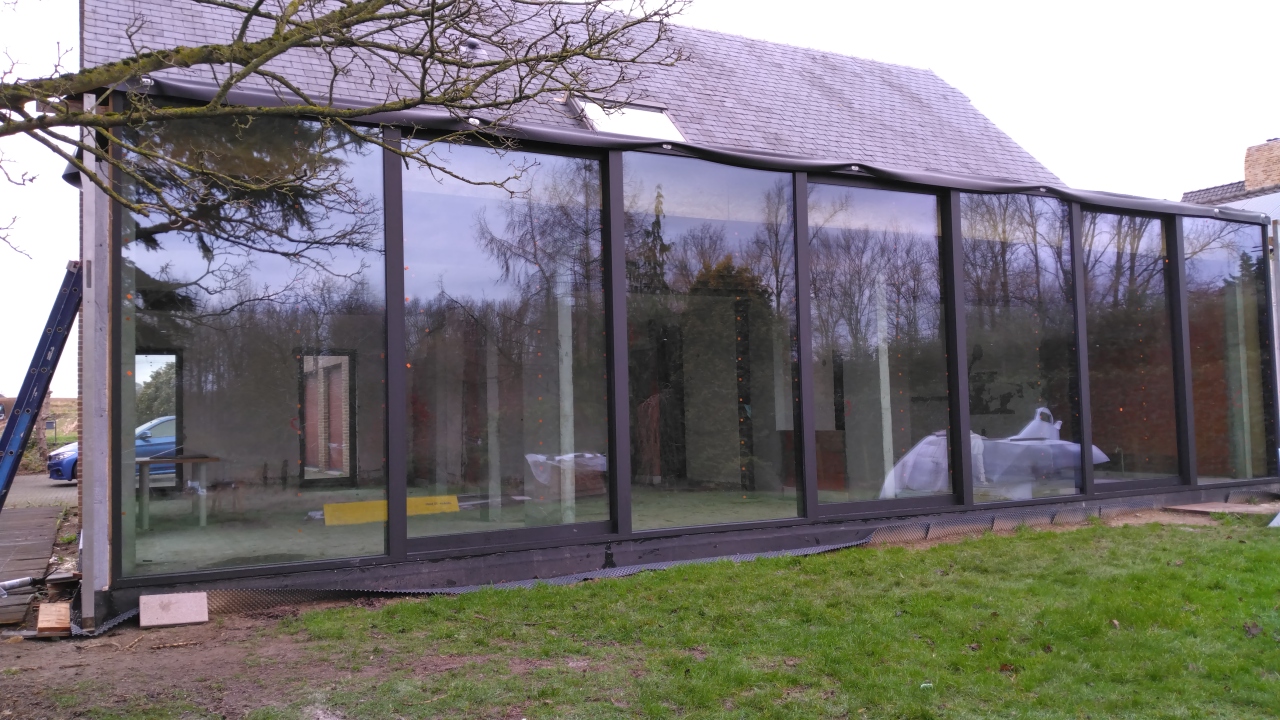 achterkant woning met veel glaspartijen
