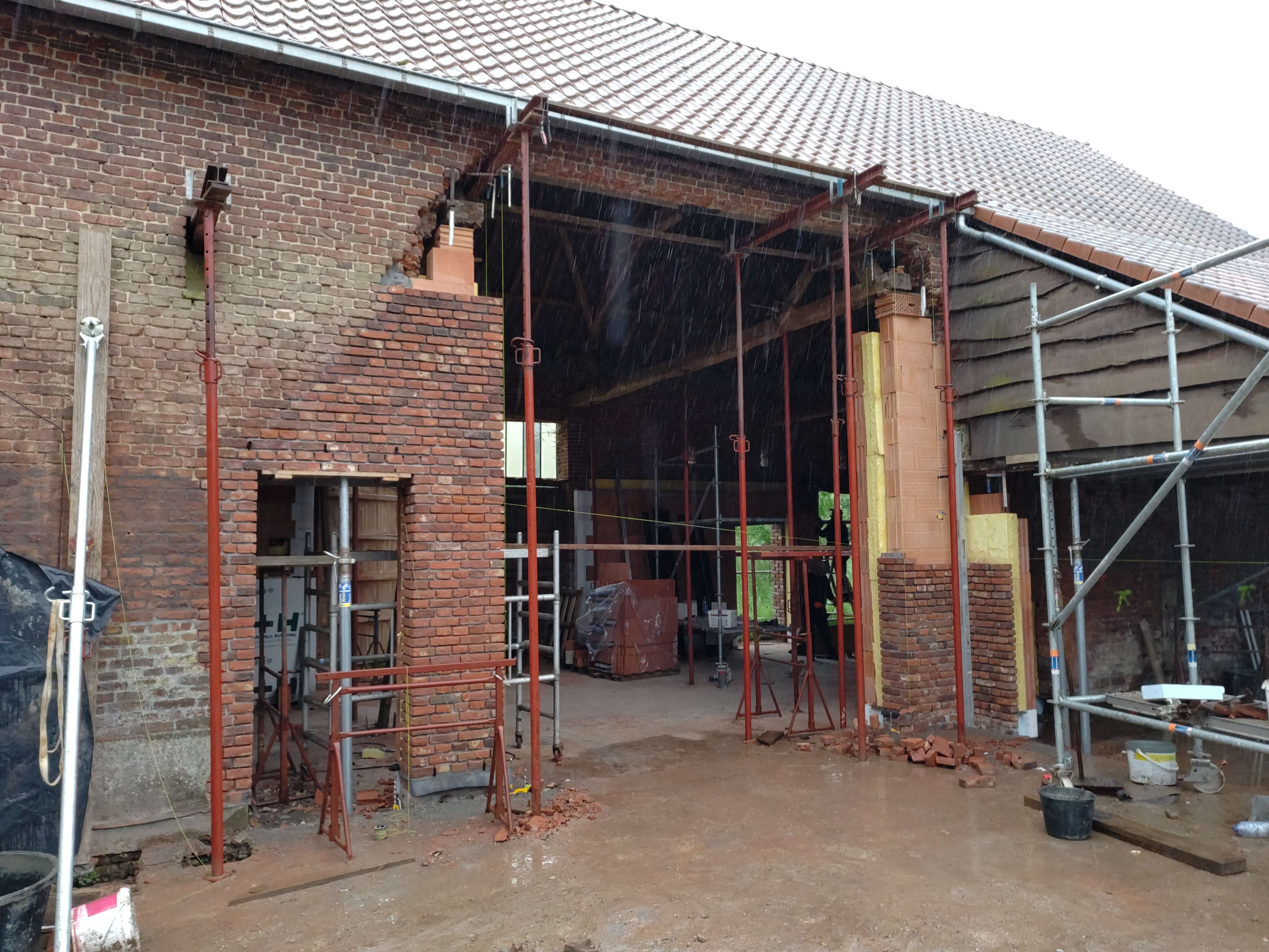 stutwerken buitenkant van de schuur