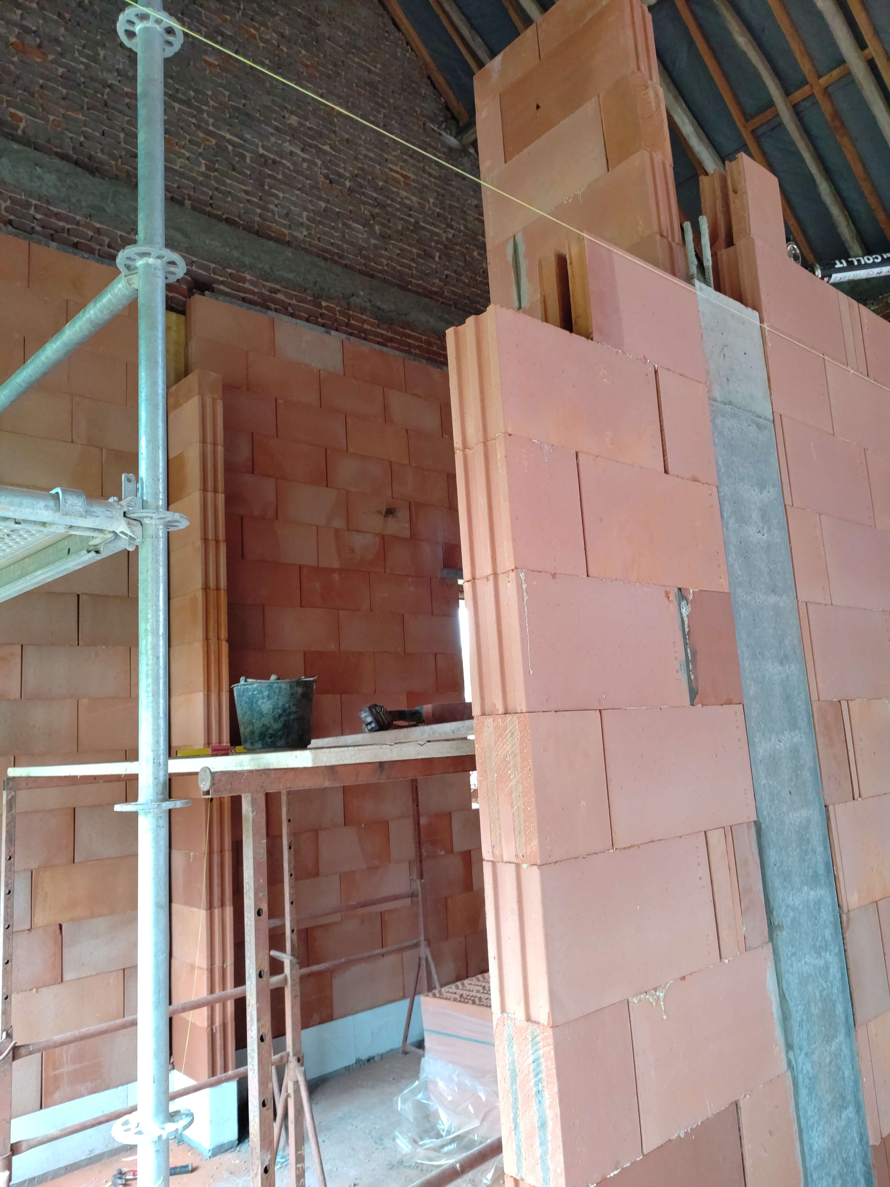 metselwerken tijdens schuur renovatie