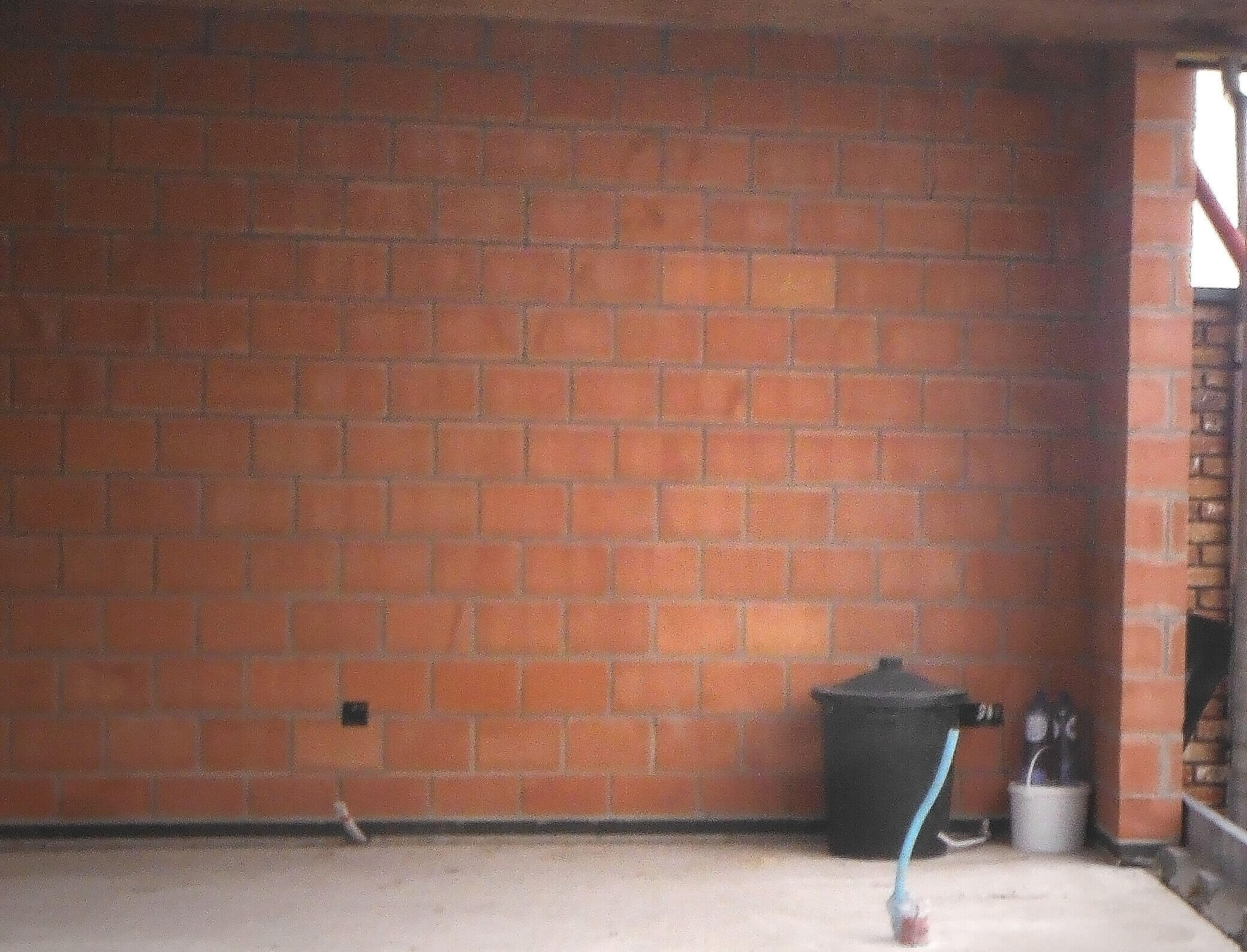 kleine verbouwing met metselwerk in zicht