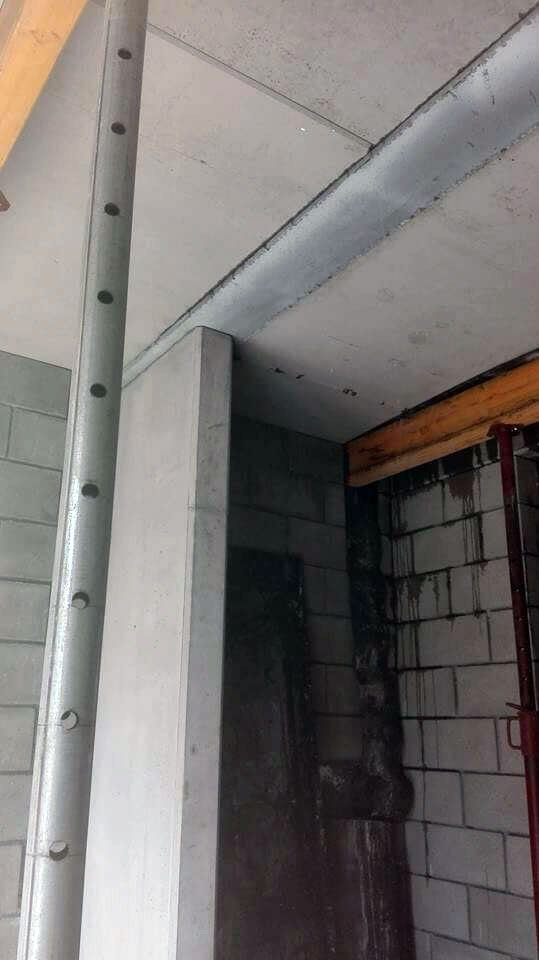 zichtbetonnen elementen en plafond in combinatie van betonstenen muur